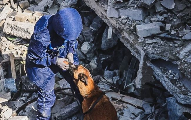 У Харкові третю добу шукають людей під завалами після масованого удару РФ