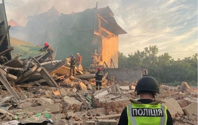 Обстрел дома культуры в Чугуеве: из-под завалов достали два тела