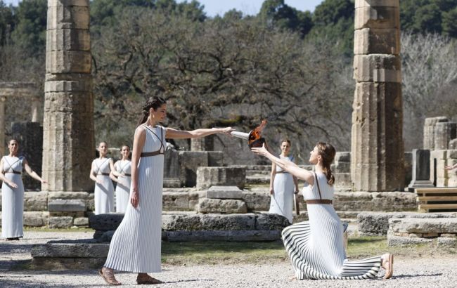 Церемония передачи Олимпийского огня прошла без зрителей