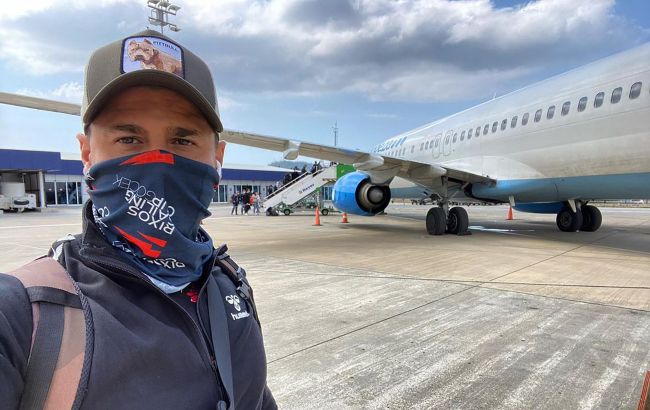 Лезут, как тараканы: в Украину не пустили известного блогера из "Дома-2"