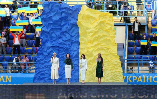 Взяли за душу: видео акапельного исполнения гимна Украины на стадионе поразило сеть