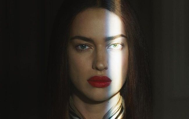 Роковая элегантность: Ирина Шейк в неожиданно строгом образе для рекламной кампании Burberry