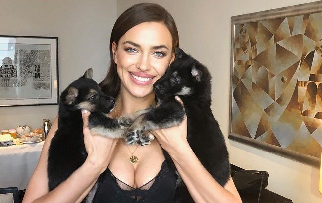 Налегке: роскошная Ирина Шейк демонстрирует любимые летние вещи