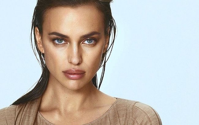 Икона стиля: Ирина Шейк демонстрирует идеальную фигуру в бежевом total look от Burberry