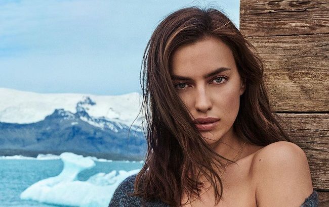 Ирина Шейк "забыла" надеть брюки под рубашку, соблазняя длинными ножками