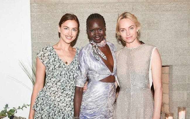 В летящем платье на качелях: Ирина Шейк развлекается на вечеринке в Лос-Анджелесе