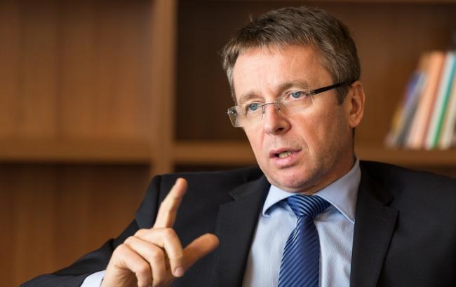 Миклош рекомендует Украине отменить пенсионные привилегии