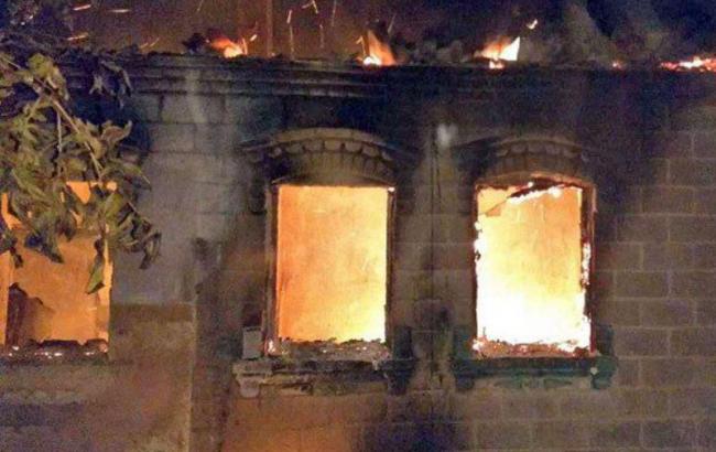 В Марьинке после попадания снаряда сгорел жилой дом