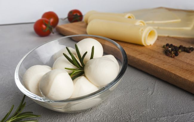Не виливайте воду з моцарели. Ось для чого вона потрібна