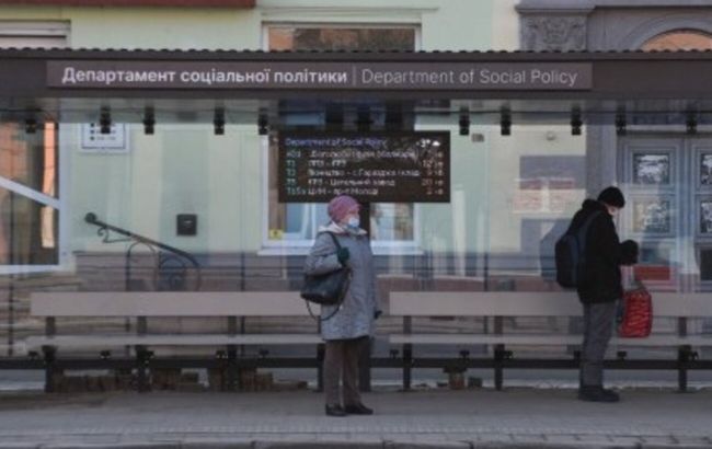 В Луцке парень разрисовал остановку: к "муниципалам" его привела мать (видео)