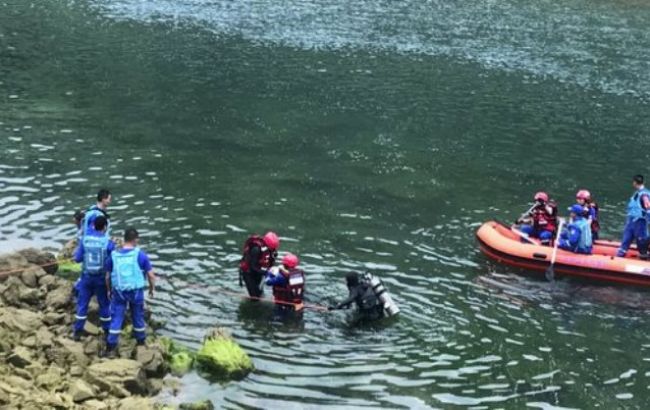 У Китаї перекинувся пасажирський човен, є загиблі