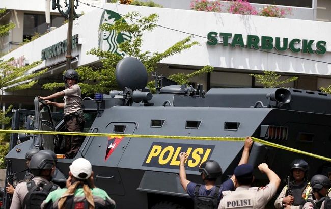 В столице Индонезии произошла серия взрывов, есть погибшие