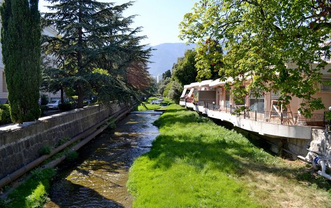 В оккупированной Ялте река вышла из берегов. Город залило водой