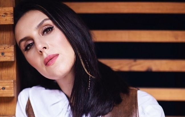 Серебряная птица: Джамала пленила поклонников проникновенным взглядом в стильной фотосессии