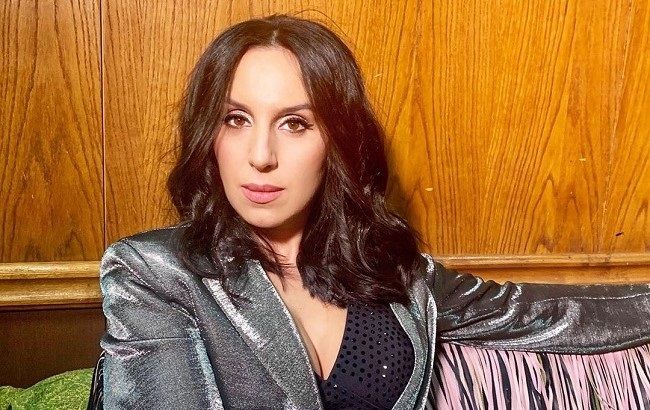 Мода сейчас толерантна: Джамала поразила ярким образом из секонд-хенда