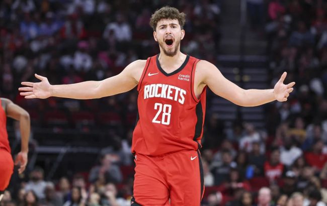 Центровий "Г'юстона" виконав могутній слемданк із-під Леброна: момент дня в НБА