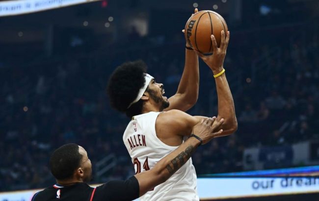 Слемданк на 180 градусів від центрового "Клівленда": момент дня в НБА