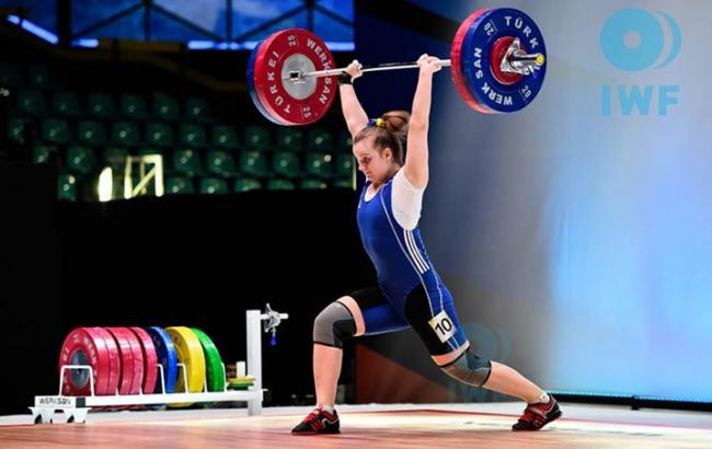 Тяжелоатлетка Деха названа спортсменкой апреля в Украине