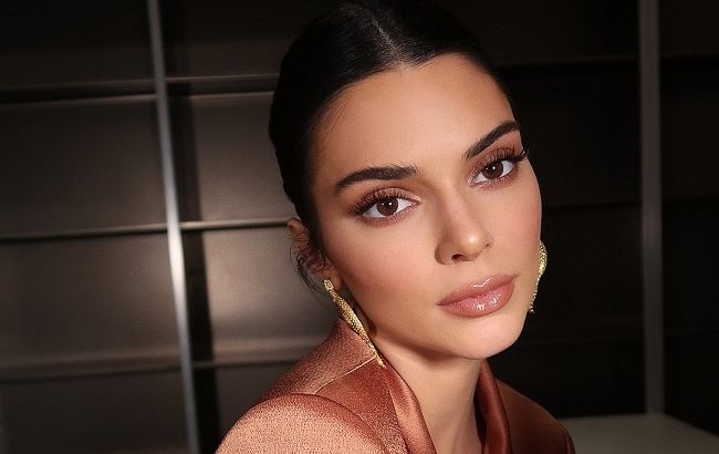 Кендалл Дженнер показала роскошные ножки, появившись на Неделе моды в Нью-Йорке только в пиджаке