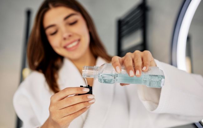 Стоматолог розповів правду про ополіскувачі для рота