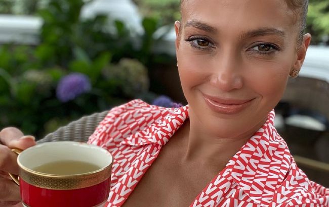 Краса у спадок: Дженніфер Лопес зачарувала мережу сімейною зйомкою з дітьми і мамою