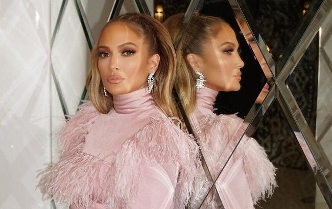 Дженнифер Лопес в роскошном платье произвела фурор на премьере фильма