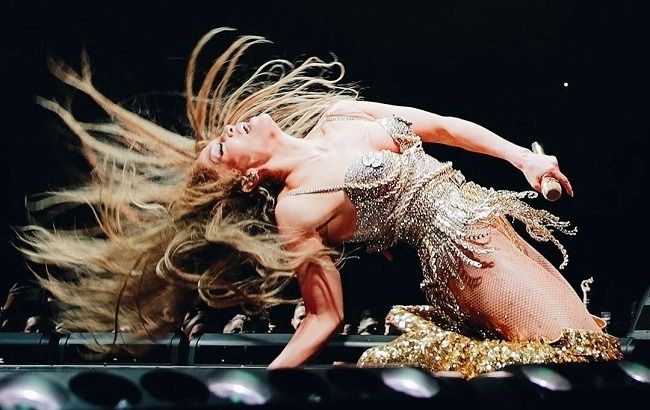 На вершине мира: Дженнифер Лопес восхищает поклонников стильными луками с концертного тура