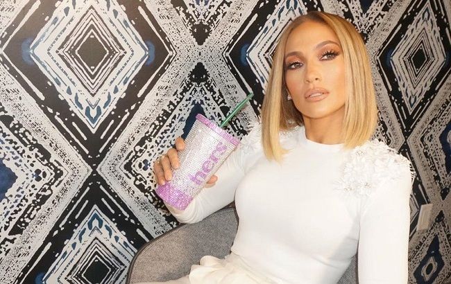 Неперевершена: 50-річна Дженніфер Лопес показала струнку фігуру у відвертому вбранні