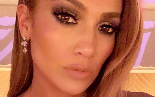 Какая же она роскошная! Дженнифер Лопес в золотистом платье блистает на Governors Awards 2019