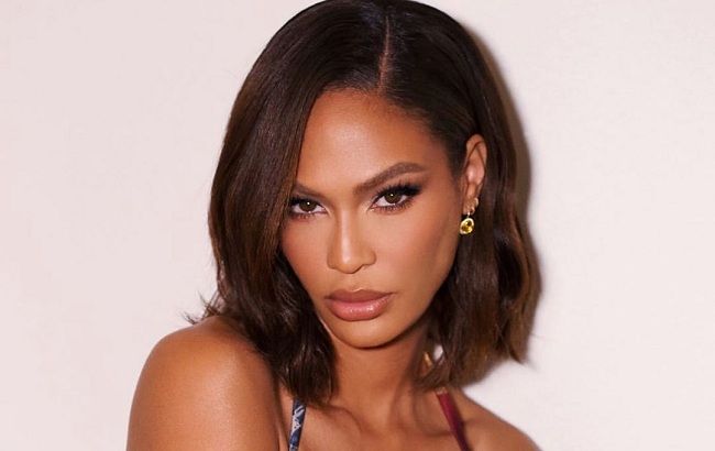 Джоан Смоллс прикрыла пышный бюст лишь двумя "ракушками" на вечеринке Vanity Fair