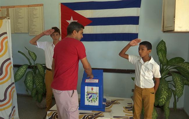 На Кубе выбирают парламент, который назначит преемника Кастро