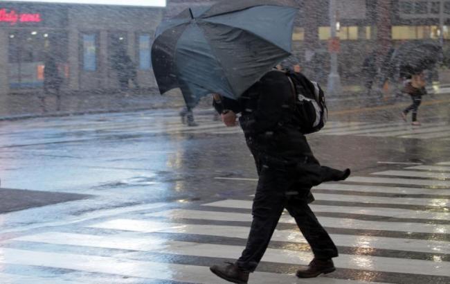 ГСЧС предупреждает о сильном ветре в Украине 25 октября