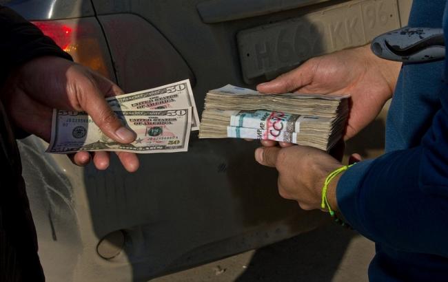 "Черный рынок" валюты ежемесячно приносит Украине около 200 млн долларов убытков