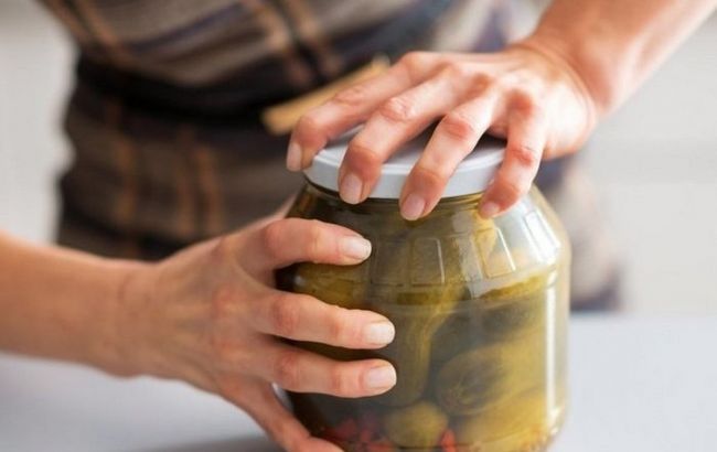 Ловіть спосіб, як легко відкрити щільно закриту банку