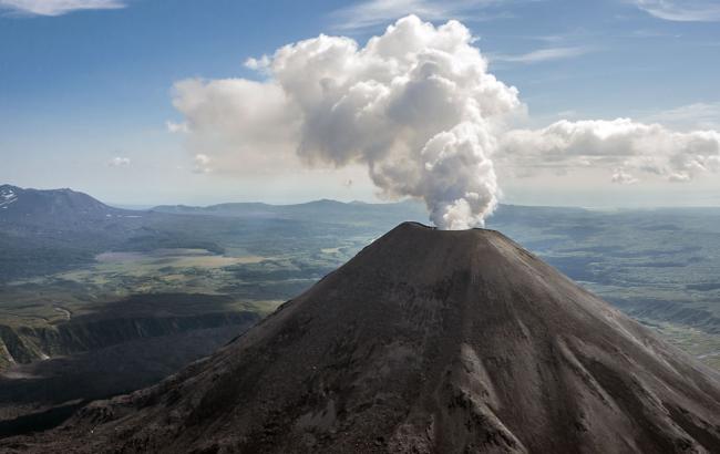 На Камчатке вулкан выбросил столб пепла на высоту 7 км