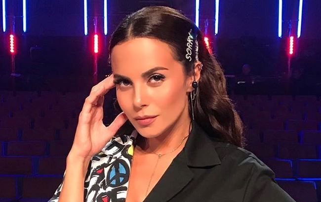 Розслаблена Настя Каменських блиснула трендовим луком в Баку