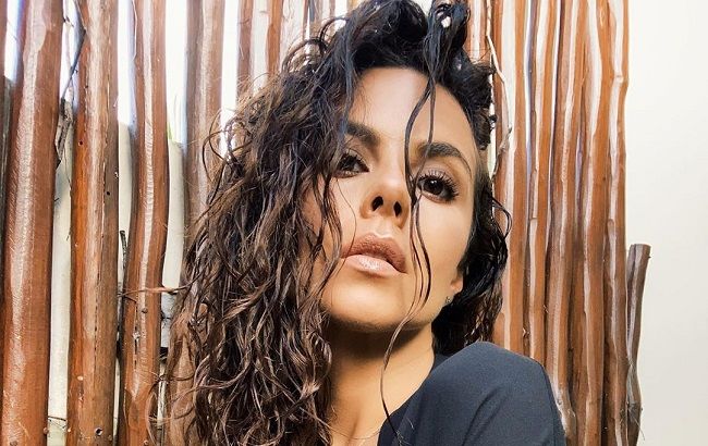 Из лета в зиму: Настя Каменских завела сеть жарким танцем в бикини (видео)