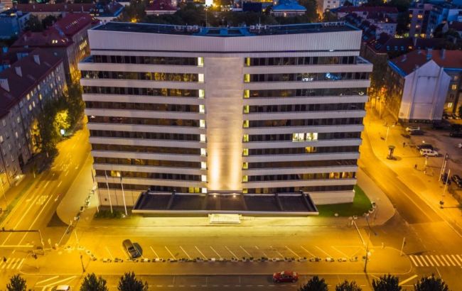 Эстония высылает 14 российских дипломатов и закрывает консульство в Нарве