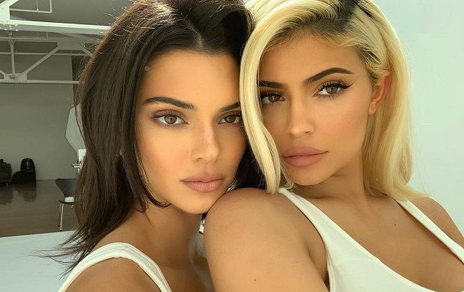 Літо почалося: Кендалл Дженнер поділилася "гарячими" кадрами нової лінії купальників