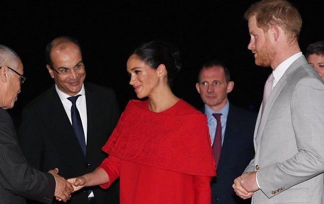 Меган Маркл в роскошном красном платье прилетела в Марокко