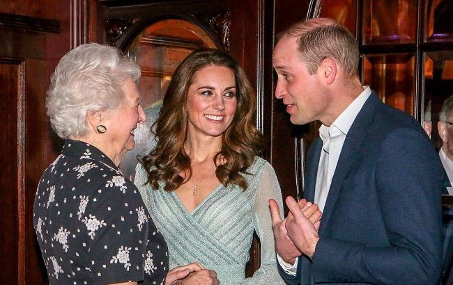 Очаровательный бармен: Кейт Миддлтон в платье из люрекса разливала пиво в пабе Ирландии