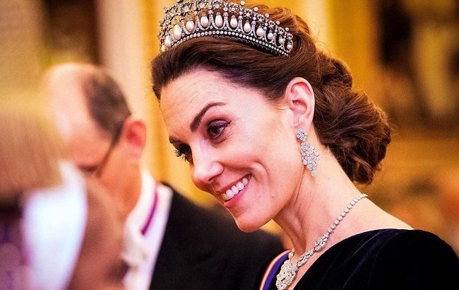 Кейт Миддлтон в "платье-школьницы" показала идеальный ансамбль для торжественных случаев