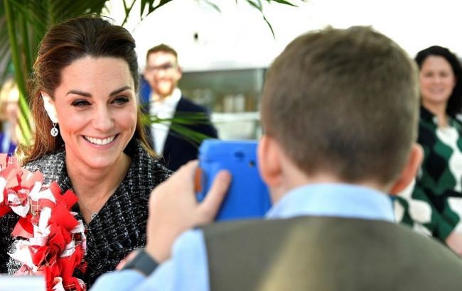 Кейт Миддлтон едва удержала мини-юбку под порывами ветра, показав всем стройные ножки