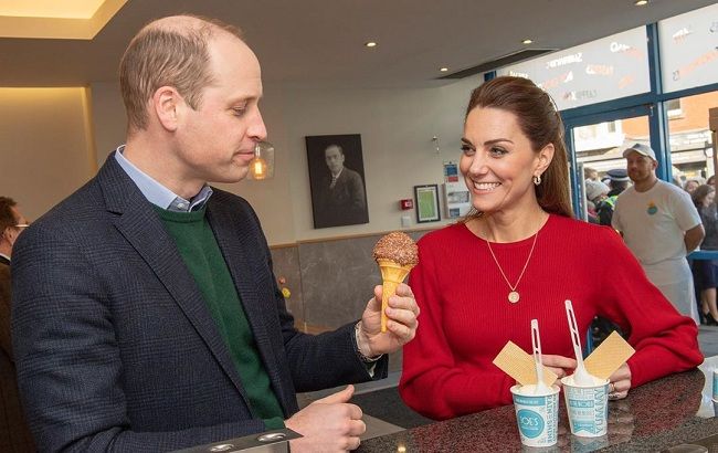 Кейт Міддлтон показала образ до дня святого Валентина в шарфі з сердечками і червоній сукні