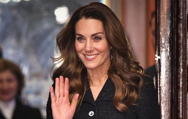 Кейт Миддлтон эффектно выделяет талию в твидовом платье с пышной юбкой - сама элегантность