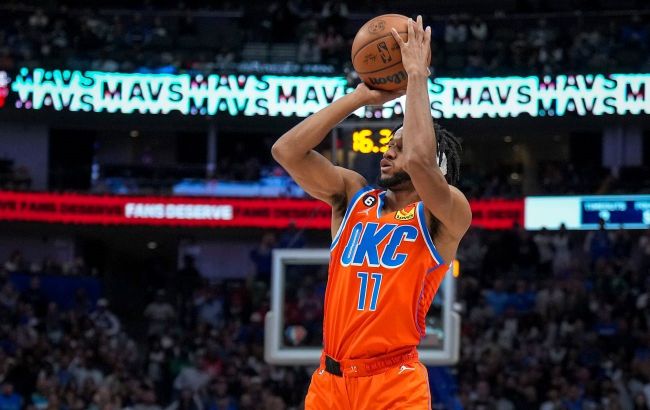Оборонець "Оклахоми" у відриві запустив шалену "ракету" однією рукою: момент дня в НБА