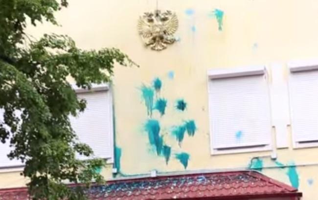 В Харькове консульство РФ забросали зеленкой (видео)