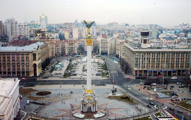 Величезні черги до магазину. Дивіться, яким був Київ у 1991 році (фото)