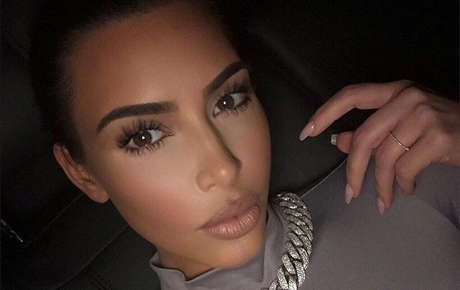 "Це ж богиня": Кім Кардашян показала пишний бюст у відвертій міні-сукні від Versace