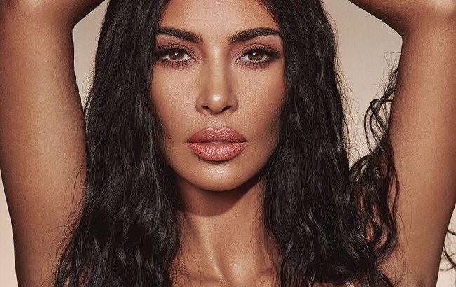 Гаряче! Напівголі Кім Кардашьян та Вінні Харлоу знялися для нової рекламної кампанії